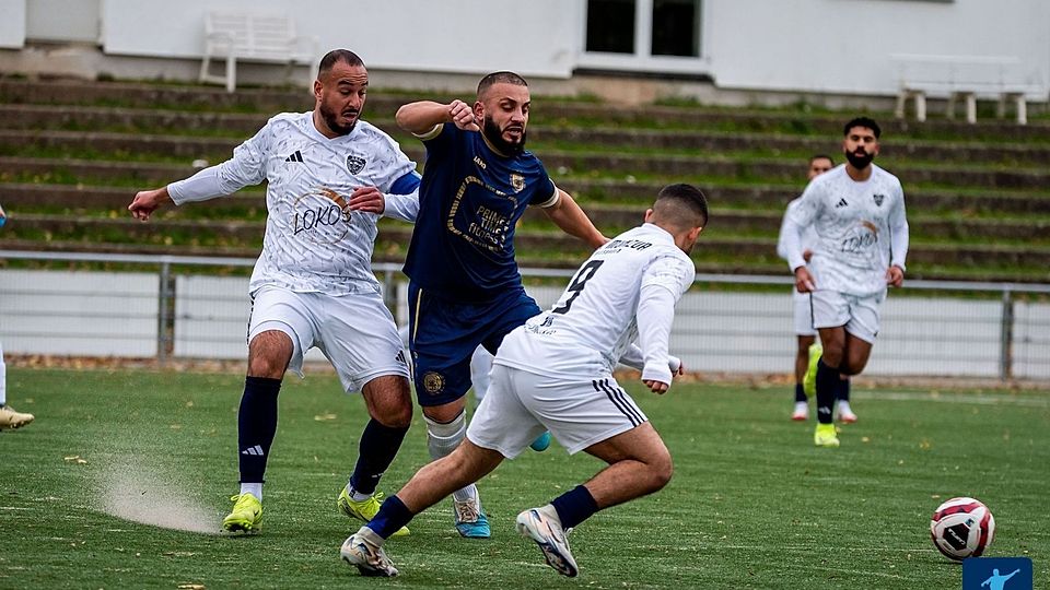 Der SKC Munzur (weiße Trikots) siegte im Topspiel gegen den VfR, während Kostheim im Derby in Amöneburg deutlich gewann.