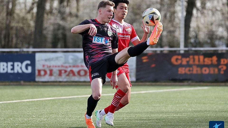 Gesetzt: Wormatias Offensivspieler Nico Jäger (schwarzes Trikot), hier im Duell  mit Diefflens Ukyo Kagami, at sich in Worms einen Stammplatz erkämpft.