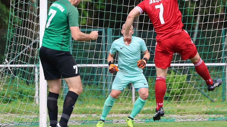 Traf nur wenige Sekunden nach seiner Einwechslung. Marcel Peters (grünes Trikot).