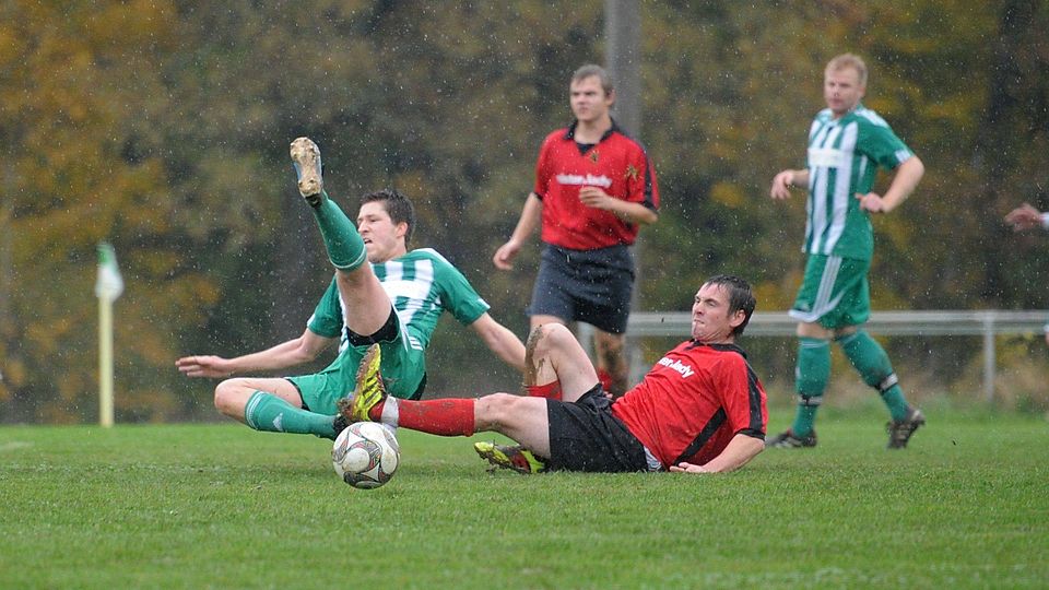 Auch in dieser Szene blieb der SV Stechendorf (in rot) am Ball F: Peter Mularczyk