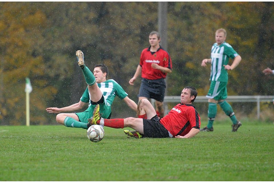 Auch in dieser Szene blieb der SV Stechendorf (in rot) am Ball F: Peter Mularczyk