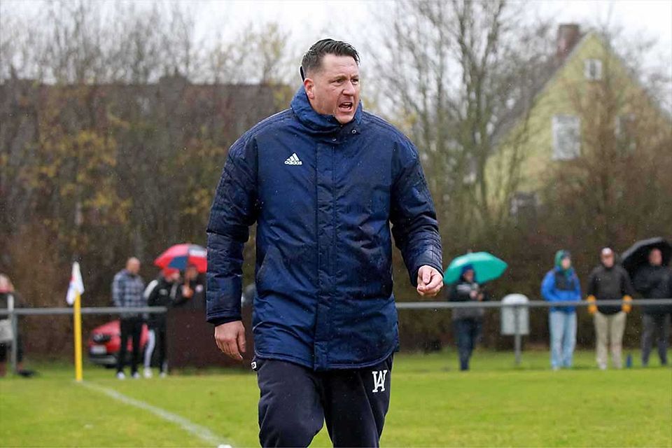 Coach Chris Foley (SpVg Eidertal Molfsee II) gab einigen Junioren Spielzeit.