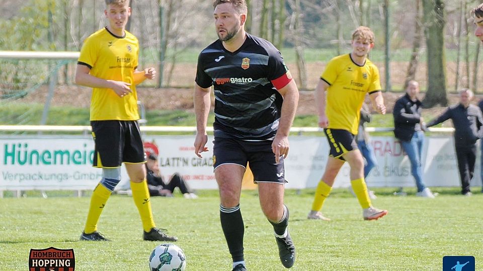 Routinier Lars Schröder (36), früherer Regionalliga-Akteur des SV Rödinghausen und des SC Verl und langjähriger Leistungsträger zu Oberliga-Zeiten des FC Gütersloh, führt Tur Abdin auf das Feld.