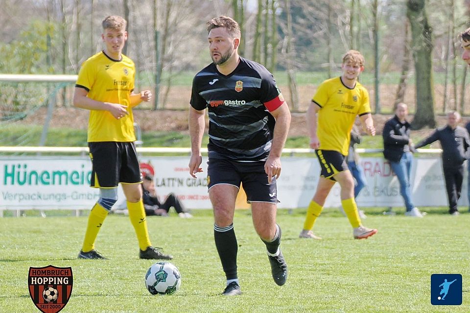 Routinier Lars Schröder (36), früherer Regionalliga-Akteur des SV Rödinghausen und des SC Verl und langjähriger Leistungsträger zu Oberliga-Zeiten des FC Gütersloh, führt Tur Abdin auf das Feld.