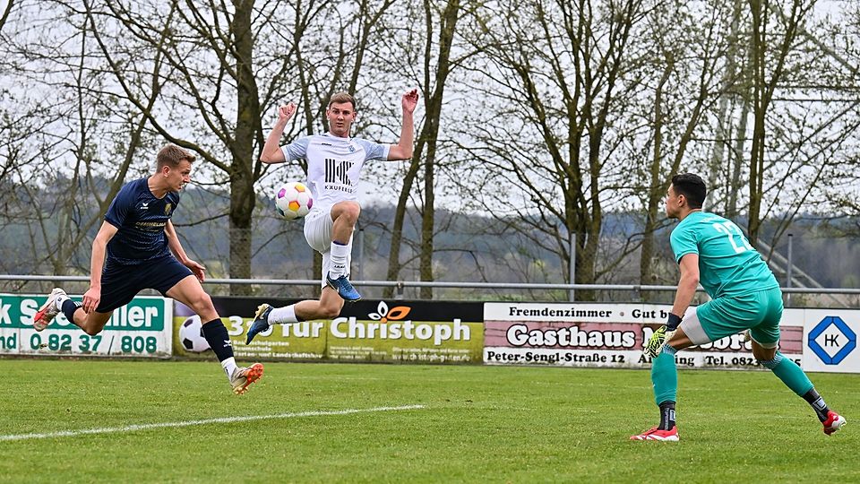 Der BC Aichach (in der Mitte Luis Fischer) erkämpfte sich beim SSV Alsmoos-Petersdorf nach einem 0:2-Rückstand zur Pause noch einen Punkt (links Johannes Kremer, rechts Markus Zimmermann).