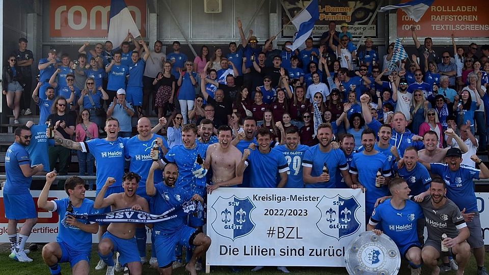 Glücklich und ausgelassen: Mannschaft und Fans der SSV Glött feiern in Jettingen ihre Rückkehr in die Bezirksliga. 