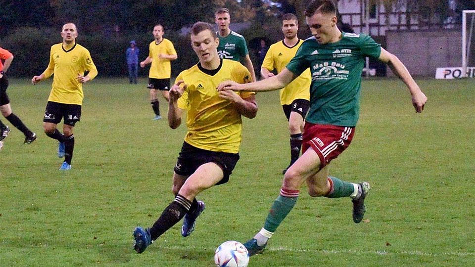 Felix Ploog (re.) trifft für den MTSV Hohenwestedt.