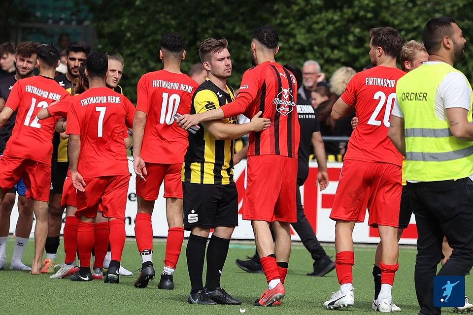 Firtinaspor Herne (in Rot) schob in der vorigen Saison den SV Hilbeck am letzten Spieltag auf die Abstiegsplätze. In der Saison 2022/23 werden erneut fünf Absteiger in der Landesliga gesucht.