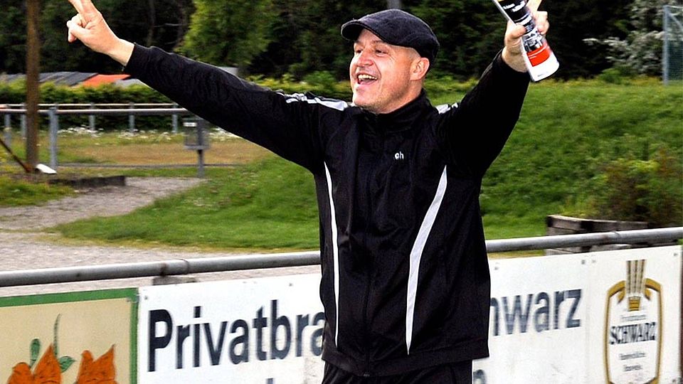 Konnte sein Glück kaum fassen: Trainer Klaus Datismann nach dem Aufstieg seines FC Lauingen.  F.: K.. Aumiller