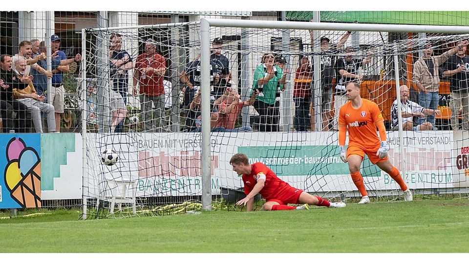 Freude pur bei den Heider Fans nach dem 4-3. Tom Warncke und Keeper Tom Pachulski sind geschlagen.