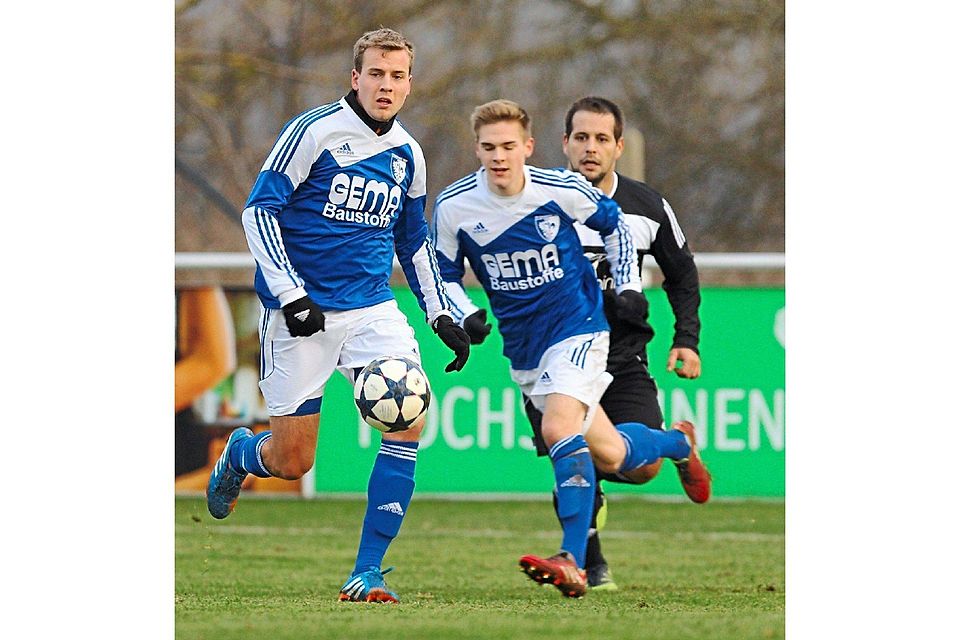 Machtlos: Auch Zehdenicks Mannschaftskapitän Stefan Kerl (links) konnte die Sieglos-Serie auf fremden Plätzen nicht verhindern. © CAROLA VOIGT