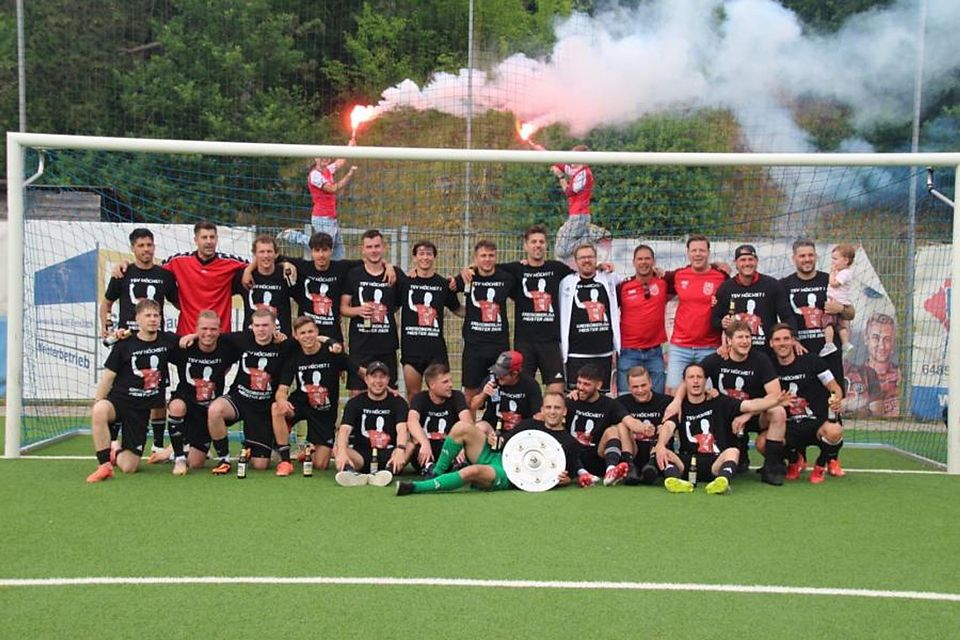 Die Aufstiegshelden des TSV Höchst feiern die Meisterschaft in der Kreisoberliga. Foto: TSV Höchst Die Aufstiegshelden des TSV Höchst feiern die Meisterschaft in der Kreisoberliga. Foto: TSV Höchst