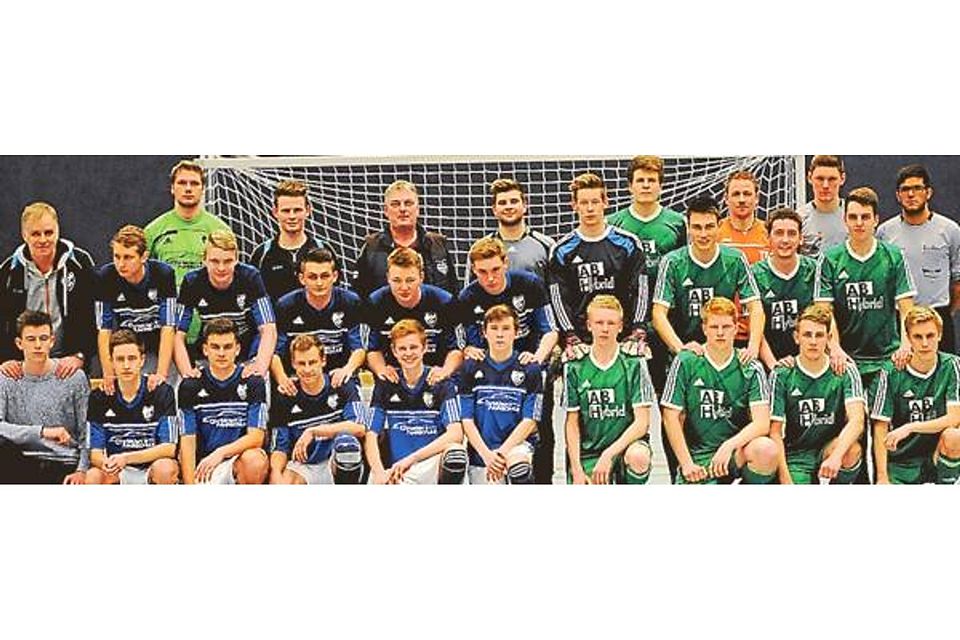 Die A-Junioren des SV Bethen (rechts) setzten sich im Finale der Hallenkreismeisterschaft mit 3:0 gegen den Favoriten STV Barßel durch. Björn Lichtfuß
