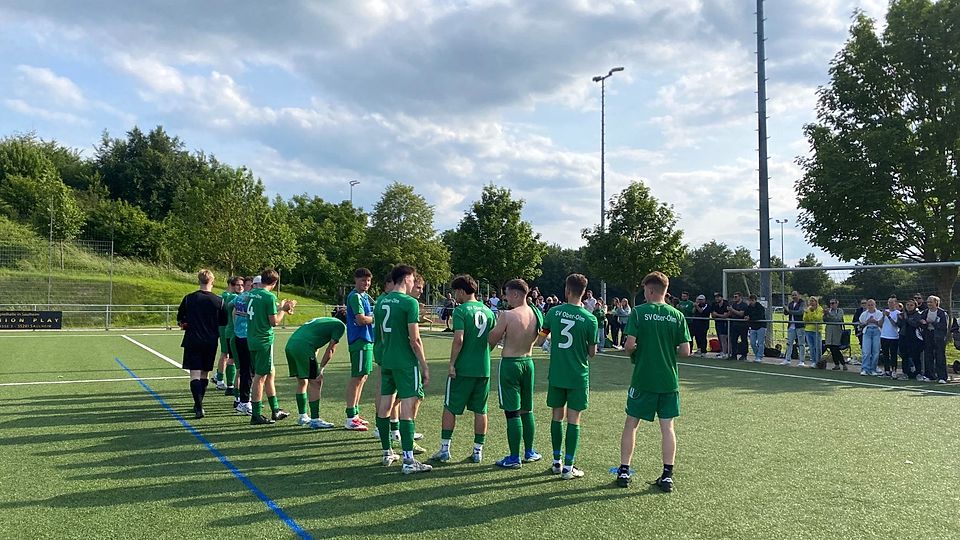 Auf Flutlicht folgt Sonnenschein: Nach dem Sieg im Entscheidungsspiel gegen den FC Aksu Diyar Mainz II durfte der SV Ober-Olm II beim TSV Saulheim erneut jubeln.