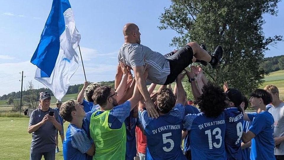 Nach dem Aufstieg ließen die SVE-Spieler Trainer Arvin Davitian hochleben. Diese Euphorie soll in die neue Saison transportiert werden.