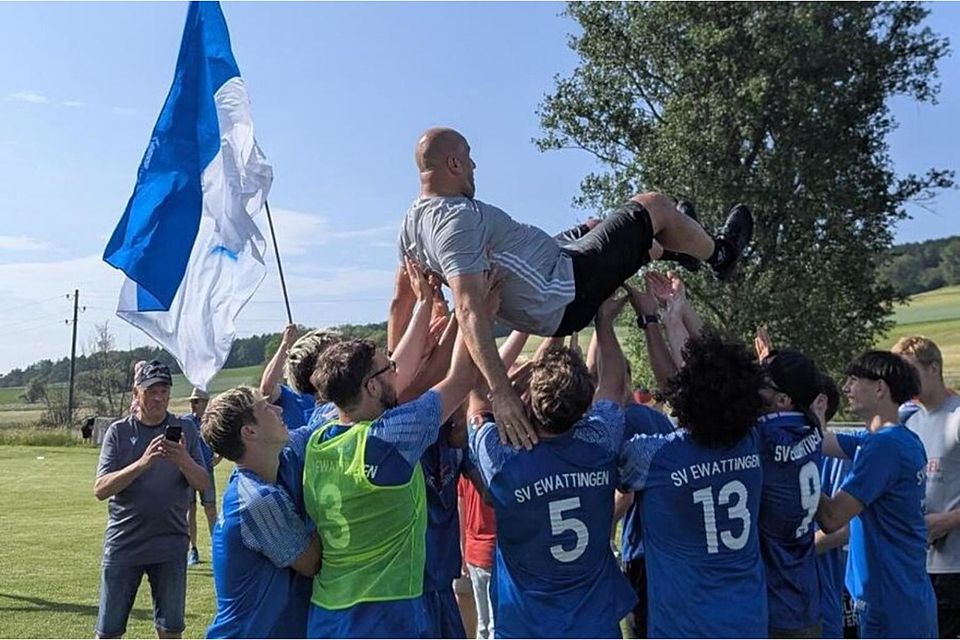 Nach dem Aufstieg ließen die SVE-Spieler Trainer Arvin Davitian hochleben. Diese Euphorie soll in die neue Saison transportiert werden.