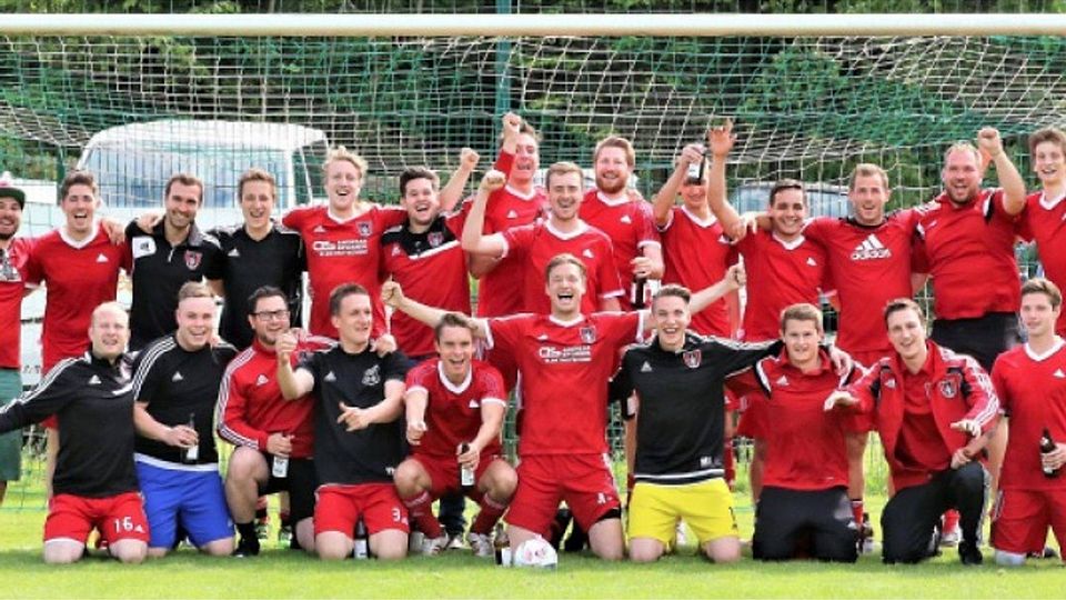 Titelgewinn wiederholt: Die Spieler des VfL Brochenzell II jubeln über die Meisterschaft in der Fußball-Kreisliga B5. Foto: rero
