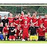 Titelgewinn wiederholt: Die Spieler des VfL Brochenzell II jubeln über die Meisterschaft in der Fußball-Kreisliga B5. Foto: rero