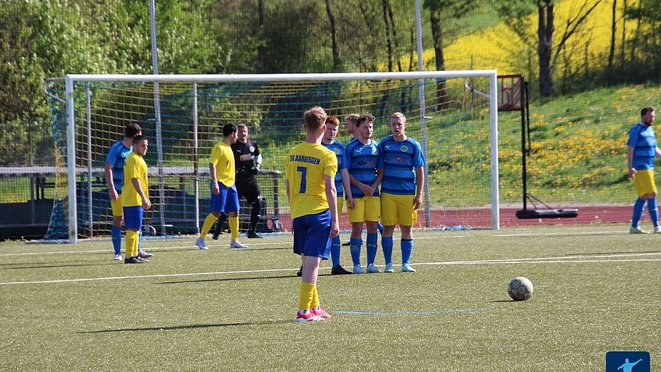 Marlin Jenisch (mitte, gelbes Trikot mit der 7) war auch schon gegen die SG Hünstetten per direktem Freistoß erfolgreich. Nun auch gegen den TuS Kemel. 