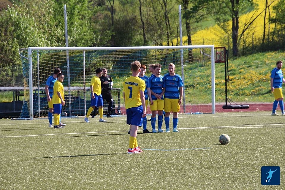 Marlin Jenisch (mitte, gelbes Trikot mit der 7) war auch schon gegen die SG Hünstetten per direktem Freistoß erfolgreich. Nun auch gegen den TuS Kemel. 