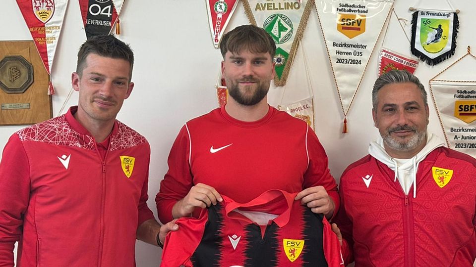 Migel Popara (Mitte) mit Sportchef Stephan Leipert und Joachim Sperker (Vorstand Sport) | Foto: Verein