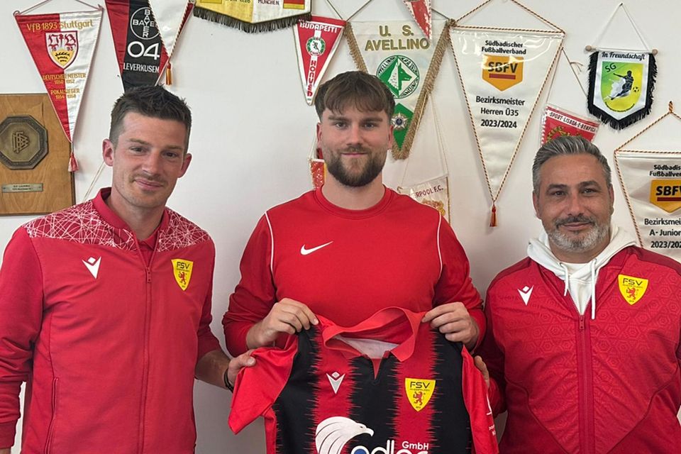 Migel Popara (Mitte) mit Sportchef Stephan Leipert und Joachim Sperker (Vorstand Sport) | Foto: Verein