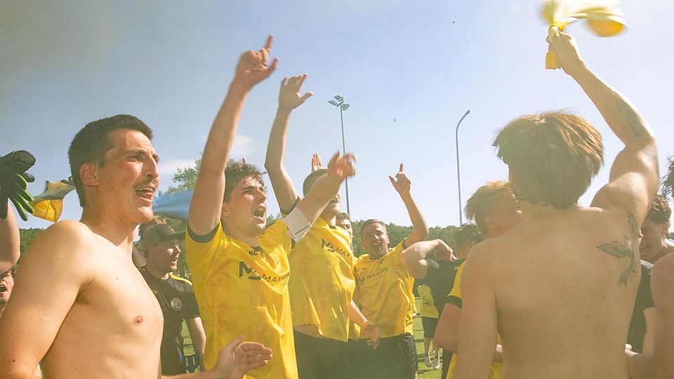 Ausgelassener Jubel: Die Fußballer des SC Weßling gewannen das Endspiel um die Teilnahme an der Aufstiegsrelegation gegen den TSV Moorenweis knapp mit 1:0.