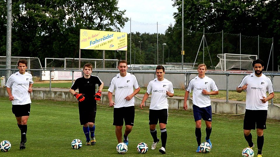 Künftig für den TSV Röttenbach am Ball (von links): David Geier, Julian Baumüller, André Holzmann, Tobias Müller, Eduard Justus, Erhan Gezici. Foto: Niko Spörlein