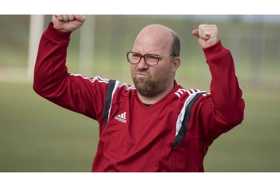 Geballte Freude: Zülpichs Trainer Jörg Schulz war nach dem Ausgleichstreffer durch David Sasse zufrieden.