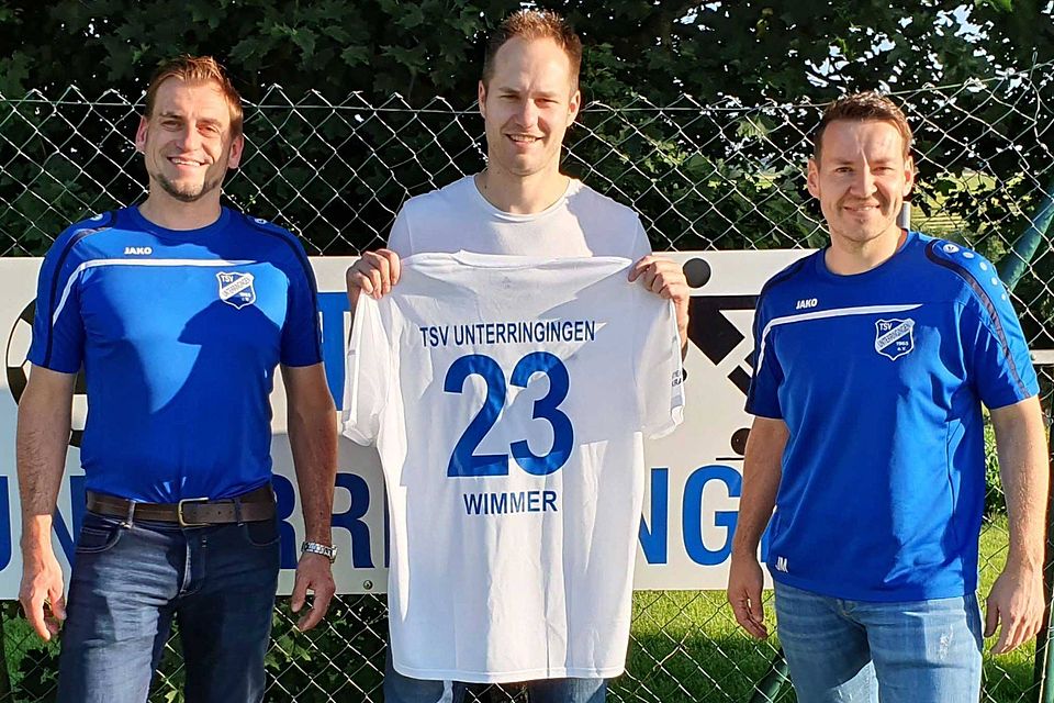 Die beiden Abteilungsleiter Jens Schmidt (inks) und Jochen Mittring nehmen den neuen Unterringinger Spielertrianer Mark-André Wimmer in ihrer Mitte auf. Der Neue soll den TSV schnellstmöglich zum Klassenerhalt führen.