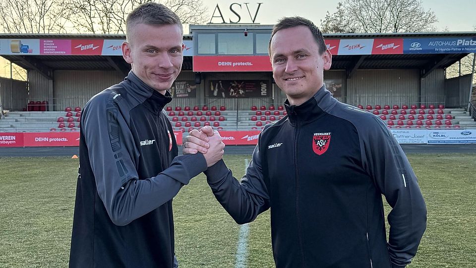 Hand drauf: Patrick Hekiert (links) und Philipp Zehnder werden weiterhin dem Trainergespann der A-Junioren des ASV Neumarkt angehören.