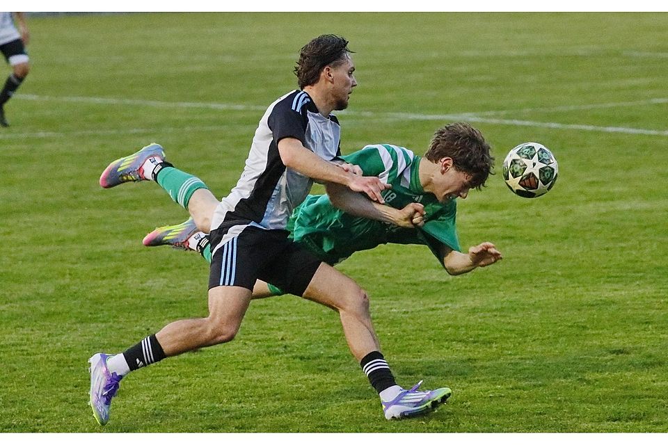 Voller Körpereinsatz: Palzings Antonius Fischer-Stabauer klärt akrobatisch per Flugkopfball. Der SVA ließ beim Heimsieg gegen den TSV Ober-/Unterhaunstadt wenig anbrennen.