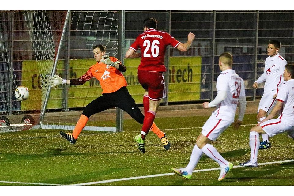 In der vergangenen Saison verlor der TSV Ilshofen bei der TSG Backnang (rote Trikots) mit 2:5. In dieser Szene muss sich Torwart Jürgen Groß geschlagen geben.          Foto: ArchivAlexander Becher