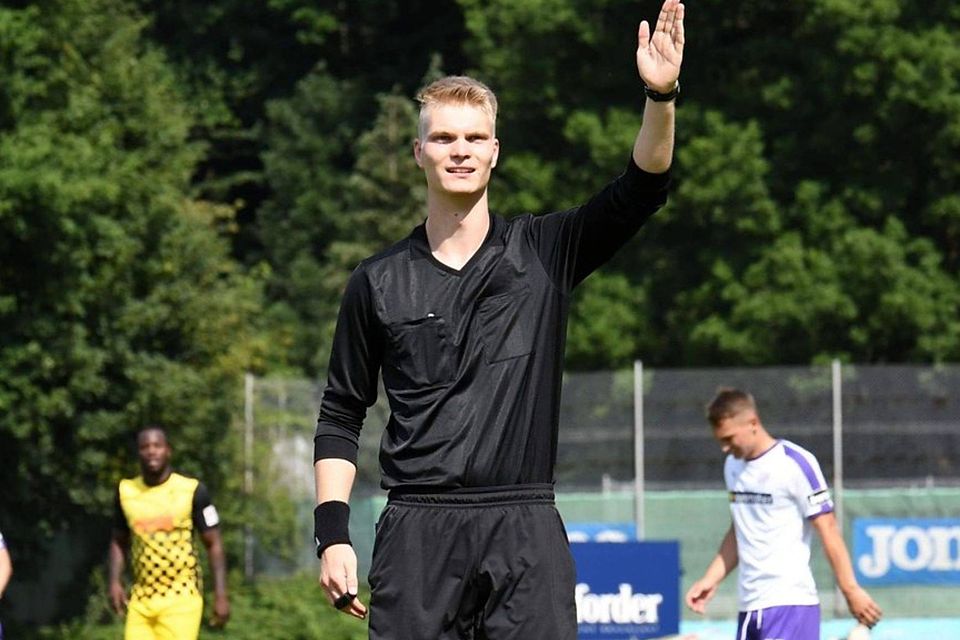 Zwei-Meter-Schiedsrichterkompetenz: Julian Meckfessel pfeift mittlerweile in der Oberliga.