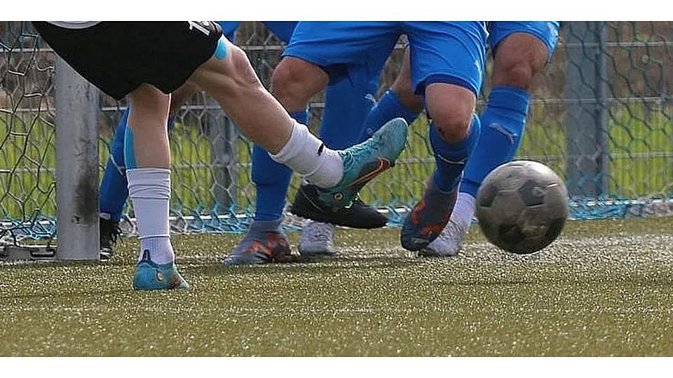 Die TSF Heuchelheim steigen nach dem 4:2 gegen die SF/BG Marburg II in die Verbandsliga auf. © Sven Jessen