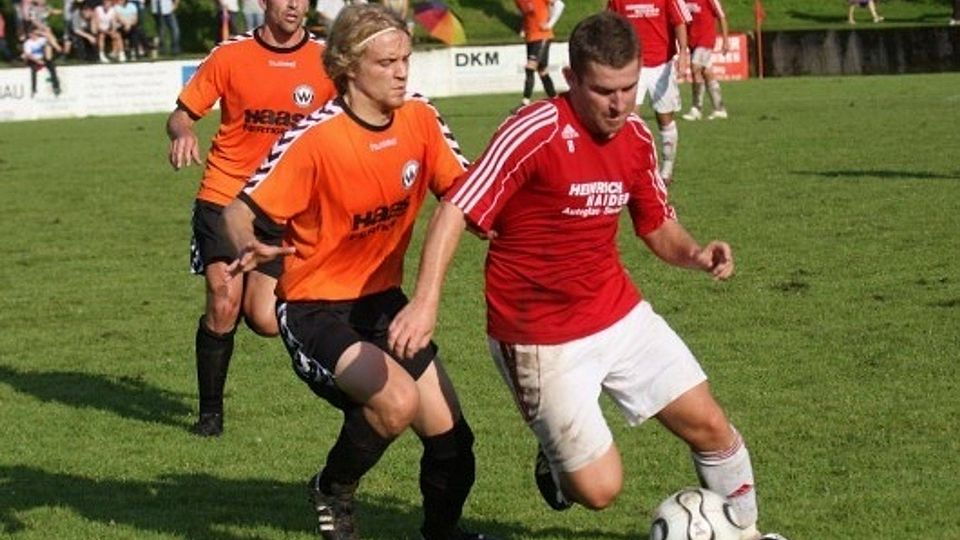 Kress Maxe (v.) im Spiel gegen Wacker Burghausen