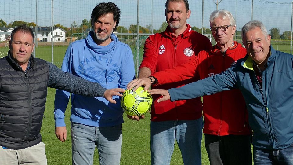 Freuen sich auf ein Highlight in Sachen „Nachwuchsfußball“: (v.l.) Tobias Gebhard (Hauptsponsor/Trainer), Thomas Penzkofer (Abteilungsleiter Fußball), Stefan Fischer (Jugendleiter), Peter Wild (Jugendleiter) und Dieter Pausch (Vorsitzender TSV Weilheim).
