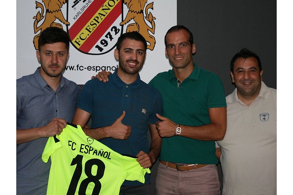 Öztürk Karatas (2.v.l.) greift noch einmal beim FC Espanol ein. Foto: Reisenauer