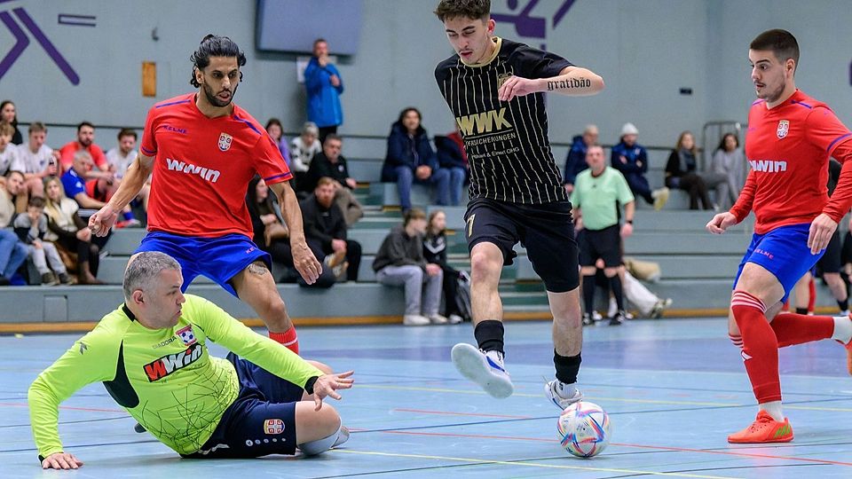 Der FC Laub (in schwarz) und der Serbische Club-Donau (rot) vertreten den Kreis Regensburg bei der Oberpfalzmeisterschaft.