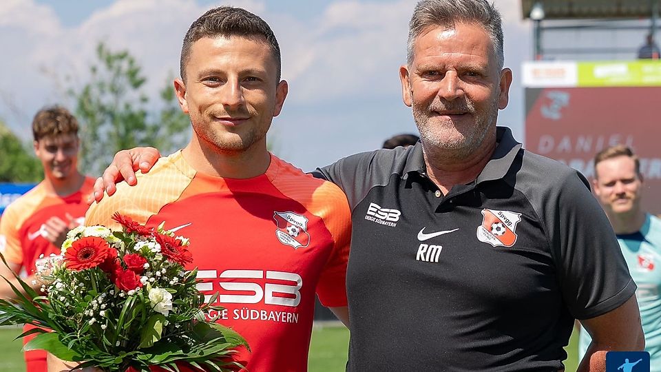 Daniel Rabanter (li, hier mit Hankofens Sportlichem Leiter Richard Maierhofer) wird die SpVgg nach neun gemeinsamen Jahren verlassen.