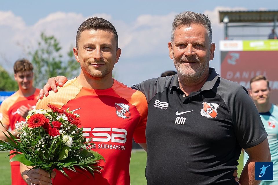 Daniel Rabanter (li, hier mit Hankofens Sportlichem Leiter Richard Maierhofer) wird die SpVgg nach neun gemeinsamen Jahren verlassen.