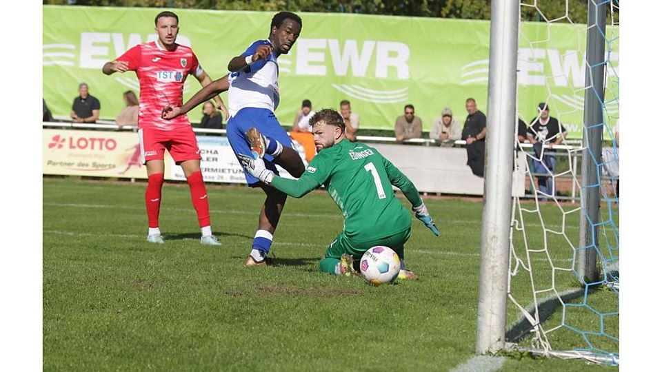 Treffer gegen den Ex-Verein: Gau-Odernheims Angreifer Gradi Nkunga (mitte) überlistet Wormatia-Torwart Tobias Edinger. Auch Worms’ Kapitän Altin Vrella kann nicht mehr eingreifen.	Foto: Axel Schmitz/pakalski-press