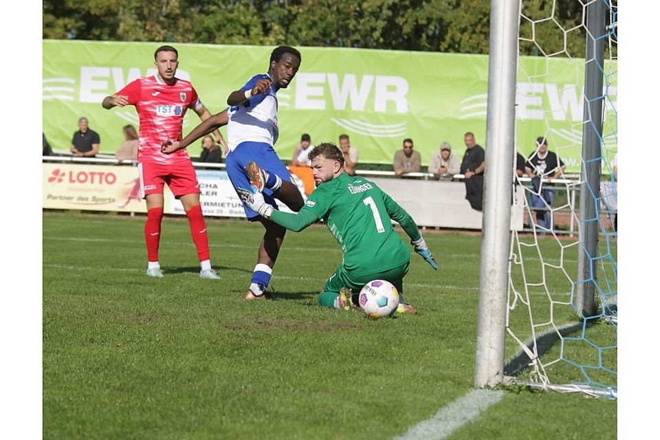 Treffer gegen den Ex-Verein: Gau-Odernheims Angreifer Gradi Nkunga (mitte) überlistet Wormatia-Torwart Tobias Edinger. Auch Worms’ Kapitän Altin Vrella kann nicht mehr eingreifen.	Foto: Axel Schmitz/pakalski-press