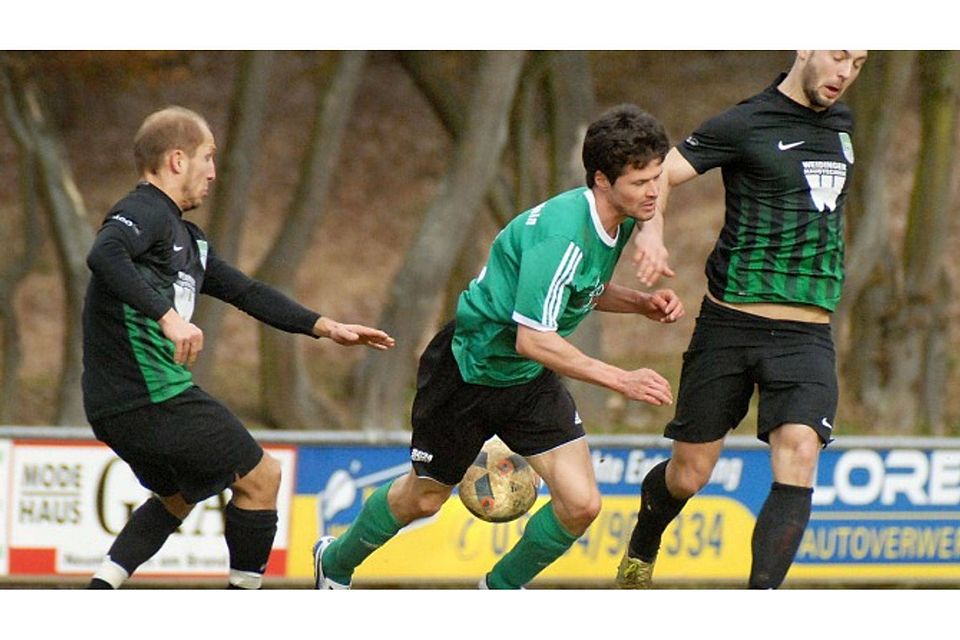 Abgeprallt: Die schwarzgekleideten Spieler des TSV Neunkirchen behielten gegen Pottenstein die Oberhand. F: Harald Hofmann