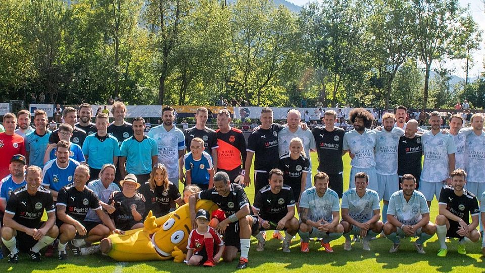 Kickten für den gute Zweck: Ehemalige Fußball-Profis, Promis sowie Freunde und Mitarbeiter des Hotels Bachmair-Weissach trafen am Sonntag auf dem Gelände am Birkenmoos aufeinander.