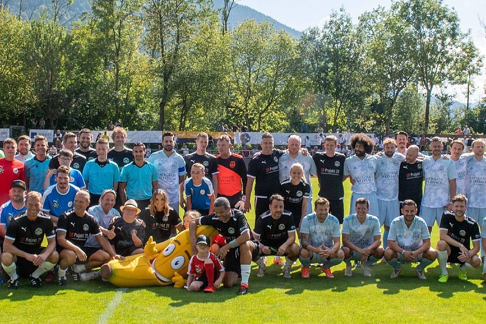 Kickten für den gute Zweck: Ehemalige Fußball-Profis, Promis sowie Freunde und Mitarbeiter des Hotels Bachmair-Weissach trafen am Sonntag auf dem Gelände am Birkenmoos aufeinander.