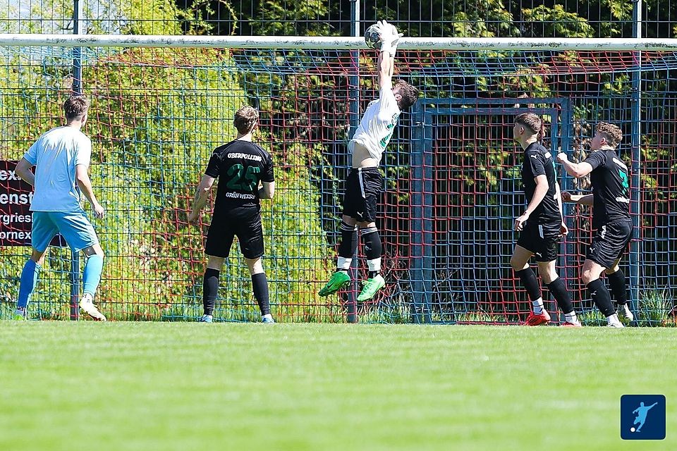 Da staunten nicht nur die Mitspieler, welch ungeahnte Qualitäten in Stürmer Philipp Seidl stecken. Nach einer frühen Verletzung vom Keeper musste Seidl ins Tor, machte es äußerst souverän und musste in knappen 80 Minuten nur einmal hinter sich greifen 