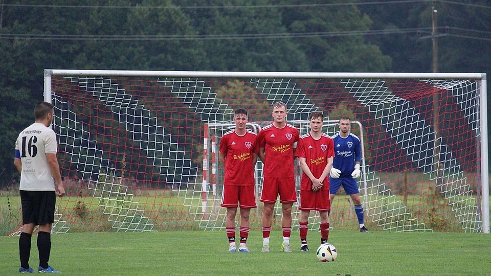 Ist da eine Lücke? Oberstdorfs Marco Bonauer schaut sich die Freistoßsituation ganz genau an und suchte vergeblich. Denn der TSV Seeg-Hopferau-Eisenberg gewann das Schlagerspiel mit 2:0.