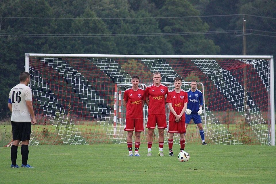 Ist da eine Lücke? Oberstdorfs Marco Bonauer schaut sich die Freistoßsituation ganz genau an und suchte vergeblich. Denn der TSV Seeg-Hopferau-Eisenberg gewann das Schlagerspiel mit 2:0.