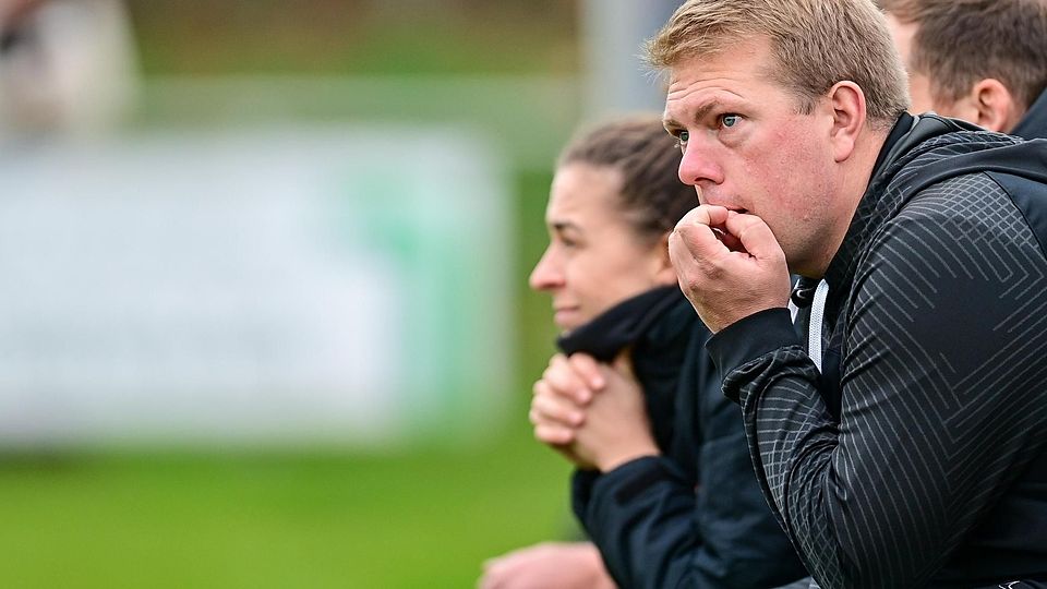 Große Herausforderung: SVH-Coach Roman Langer muss sich nach einer Blinddarm-OP noch schonen; erneut wird Assistentin Sarah Romert (l.) die Kommados geben.